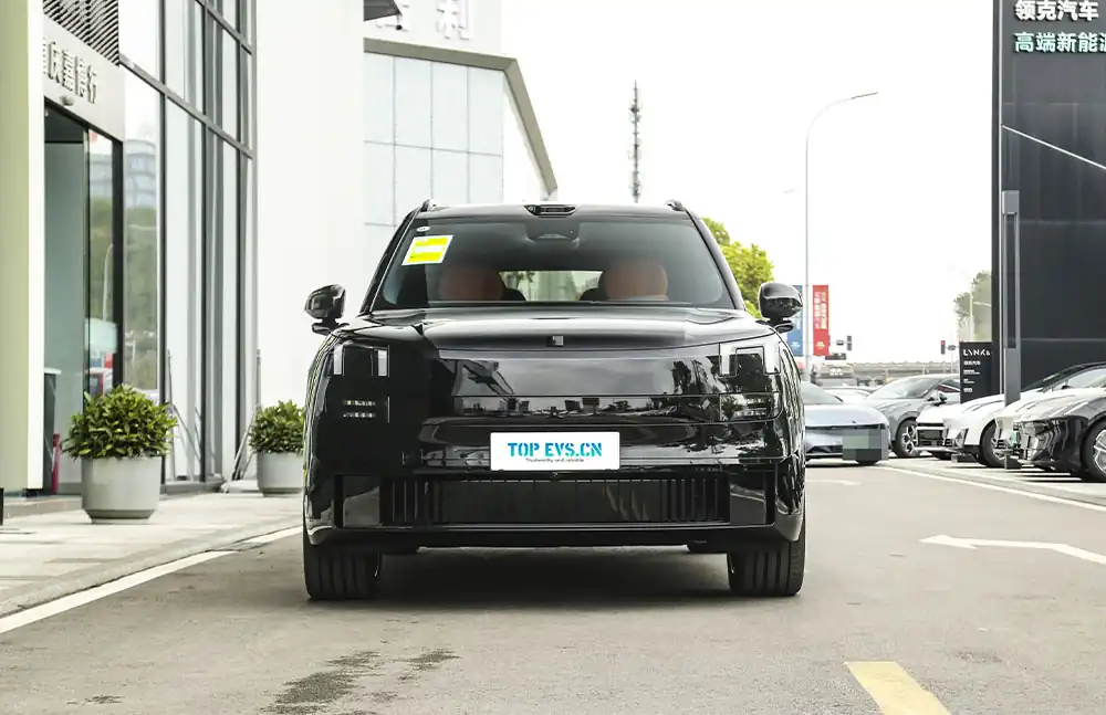 2025 Lynk & Co 900