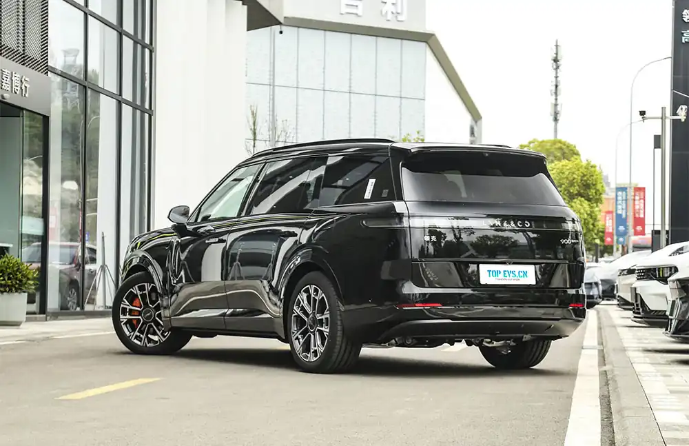 2025 Lynk & Co 900