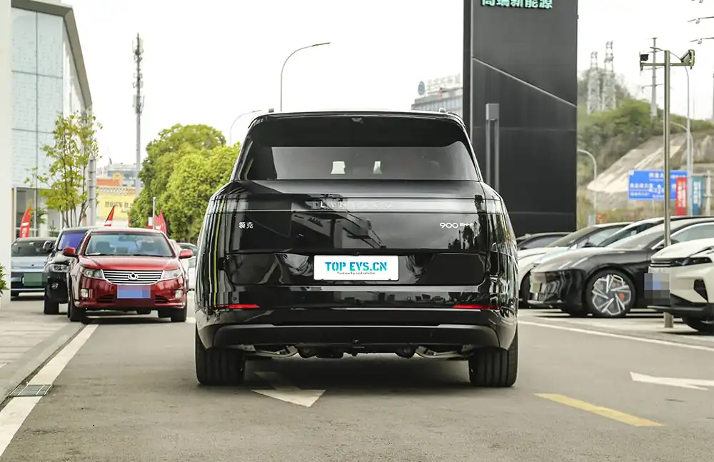 2025 Lynk & Co 900