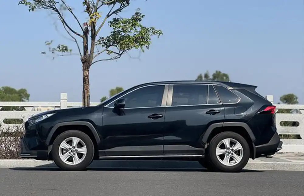 Toyota RAV4 2023 usado, modelo 2.0L CVT, tracción delantera, edición urbana.